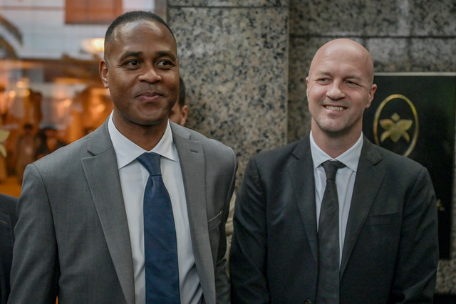 Pelatih Timnas Indonesia Patrick Kluivert (kiri) dan Penasihat Teknis Timnas Indonesia Jordi Cruyff (kanan) berpose usai acara perkenalan penasihat teknis Timnas Indonesia di Jakarta, Selasa (11/3/2025). Foto: Fauzan/ANTARA FOTO