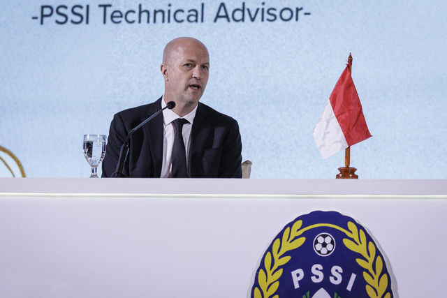 Penasihat Teknis Timnas Indonesia Jordi Cruyff memberikan keterangan kepada wartawan saat acara perkenalan penasihat teknis Timnas Indonesia di Jakarta, Selasa (11/3/2025).  Foto: Yasuyoshi Chiba/AFP