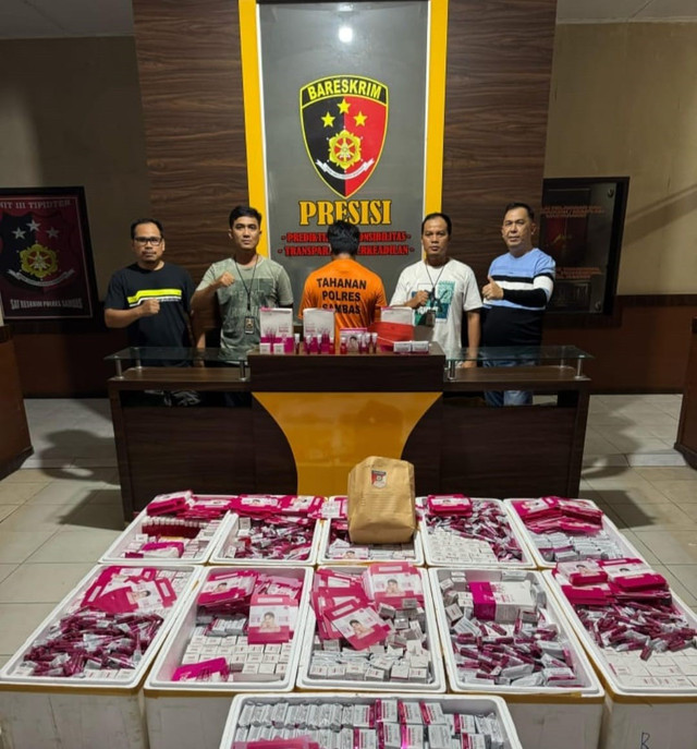 Polres Sambas mengamankan tersangka bersama ribuan kosmetik ilegal. Foto: Dok. Satreskrim Polres Sambas