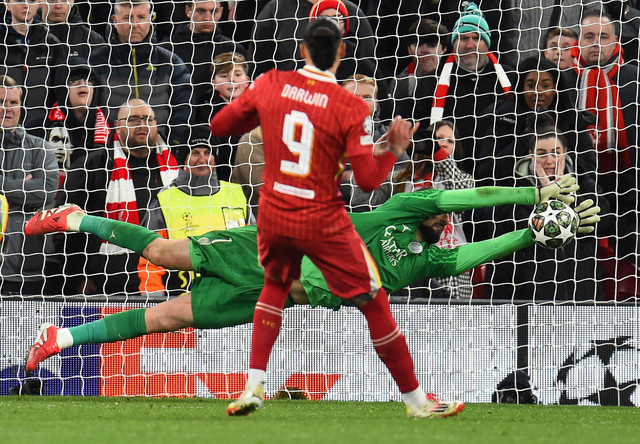 Gianluigi Donnarumma dari Paris St Germain berhasil menahan tendangan pinalti Darwin Nunez dari Liverpool pada Babak 16 Besar, Leg Kedua antara Liverpool vs Paris St Germain di Anfield, Liverpool, Inggris, 11 Maret 2025.