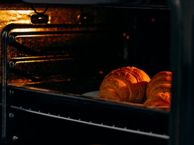 Ilustrasi cara menggunakan oven tangkring. Sumber: pexels.com/MikhailNilov.