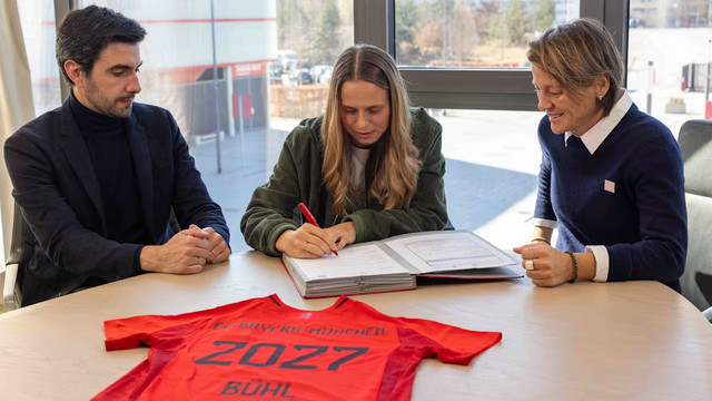 Klara Buehl resmi perpanjang kontrak dengan Bayern Muenchen sampai 30 Juni 2027. Foto: Dok. Bayern Muenchen