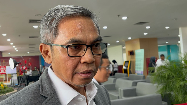 Ketua KPK, Setyo Budiyanto, menjawab pertanyaan seputar penggeledahan rumah mantan gubernur Jabar, Ridwan Kamil di gedung KPK, Jakarta pada Rabu (12/3). Foto: Abid Raihan/kumparan