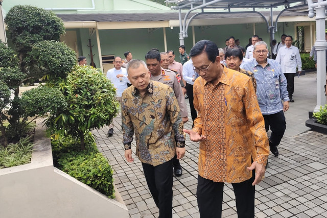 Menteri Perhubungan (Menhub) Dudy Purwagandhi (kiri) di Kepatihan Pemda DIY, Rabu (12/3/2025). Foto: Arfiansyah Panji Purnandaru/kumparan