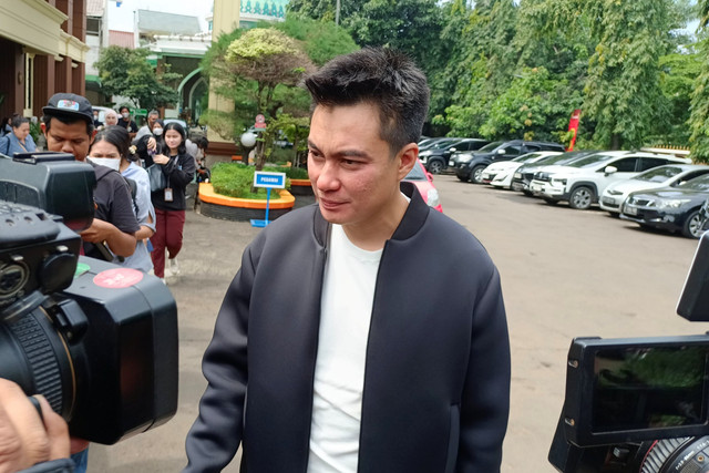 Baim Wong hadiri lanjutan sidang cerai di Pengadilan Agama Jakarta Selatan, Rabu (12/3/2025).
 Foto: Aprilandika Pratama/kumparan