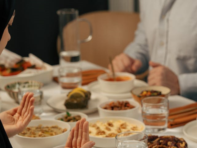 Ilustrasi contoh undangan buka puasa bersama. Foto: pexels.com/onbab