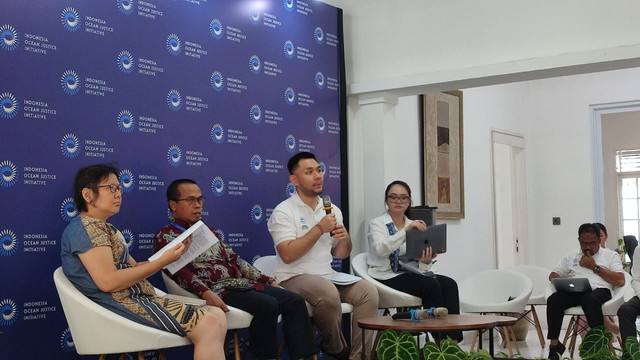 Foto: Peneliti IOJI, Andreas Aditya Salim, saat memberi pemaparan soal pagar laut Tangerang. Rachmadi Rasyad/kumparan