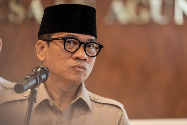 Menteri Desa dan Pembangunan Daerah Tertinggal (Mendes PDT) Yandri Susanto menjawab pertanyaan wartawan usai melakukan pertemuan di Kejaksaan Agung, Jakarta, Rabu (12/3/2025). Foto: ANTARA FOTO/Bayu Pratama S