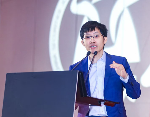 Liang Wenfeng, pendiri perusahaan rintisan DeepSeek, menyampaikan pidato utama selama Penghargaan Golden Bull Ekuitas Swasta Tiongkok ke-10 pada tanggal 30 Agustus 2019 di Shanghai, Tiongkok. Foto: VCG/VCG