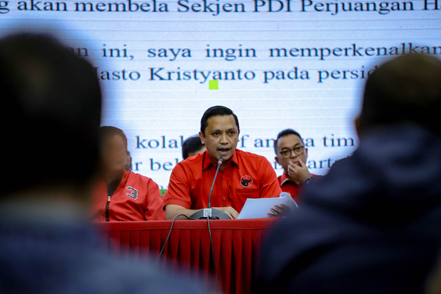 Ketua DPP PDI Perjuangan Ronny Talapessy menyampaikan pandangan PDIP mengenai kasus KPK Sekjen PDIP Hasto Kristiyanto di Kantor DPP PDIP, Jakarta, Rabu (12/3/2025). Foto: Jamal Ramadhan/kumparan