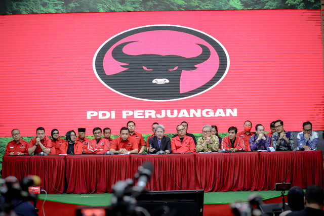 Ketua DPP PDI Perjuangan Ronny Talapessy menyampaikan pandangan PDIP mengenai kasus KPK Sekjen PDIP Hasto Kristiyanto di Kantor DPP PDIP, Jakarta, Rabu (12/3/2025). Foto: Jamal Ramadhan/kumparan