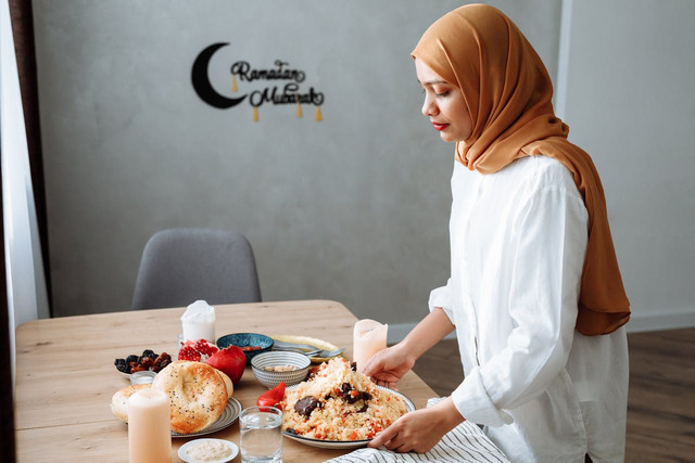 Ilustrasi hadits memberi makan orang berpuasa. Foto: Pexels
