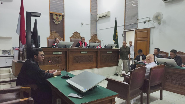 Sidang pembacaan dakwaan kasus pembunuhan remaja dengan terdakwa Arif Nugroho di Pengadilan Negeri Jakarta Selatan, Rabu (12/3). Foto: Jonathan Devin/kumparan
