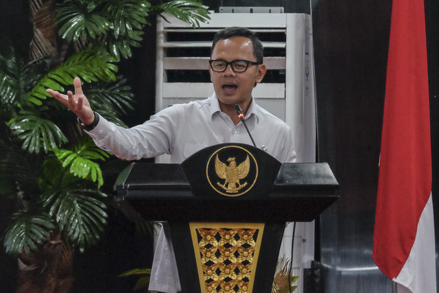 Wakil Menteri Dalam Negeri Bima Arya Sugiarto menyampaikan materi saat kuliah umum di Universitas Sam Ratulangi, Manado, Sulawesi Utara, Rabu (12/3/2025). Foto: Yegar Sahaduta Mangiri/ANTARA FOTO