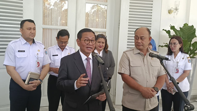 Gubernur Jakarta Pramono Anung bersama Kepala Badan Gizi Nasional Dadan Hindayana di Balai Kota Jakarta, Jakpus, Rabu (12/3/2025). Foto: Thomas Bosco/kumparan