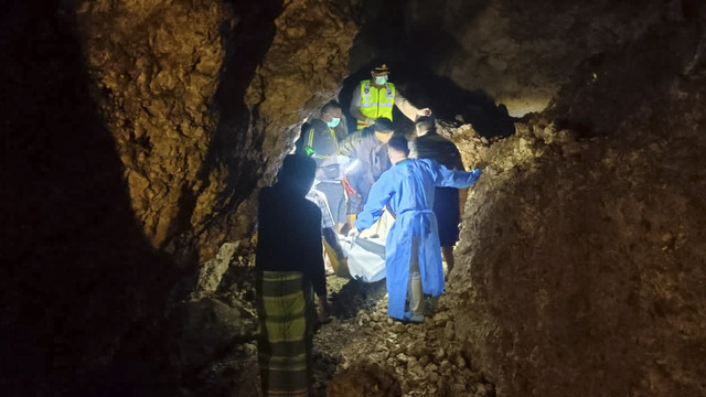 Kerangka manusia ditemukan di Goa Pletes, Desa Sumbermanjing Wetan, Kecamatan Sumbermanjing Wetan, Kabupaten Malang. Foto: Dok. Polres Malang