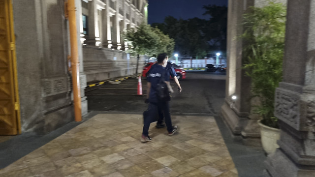 Penyidik Kortas Tipikor Bareskrim Mabes Polri di Kantor Regional 4 PT Perkebunan Nusantara (PTPN) 1 di Jalan Merak, Kecamatan Krembangan, Surabaya, Rabu (12/3/2025). Foto: Farusma Okta Verdian/kumparan