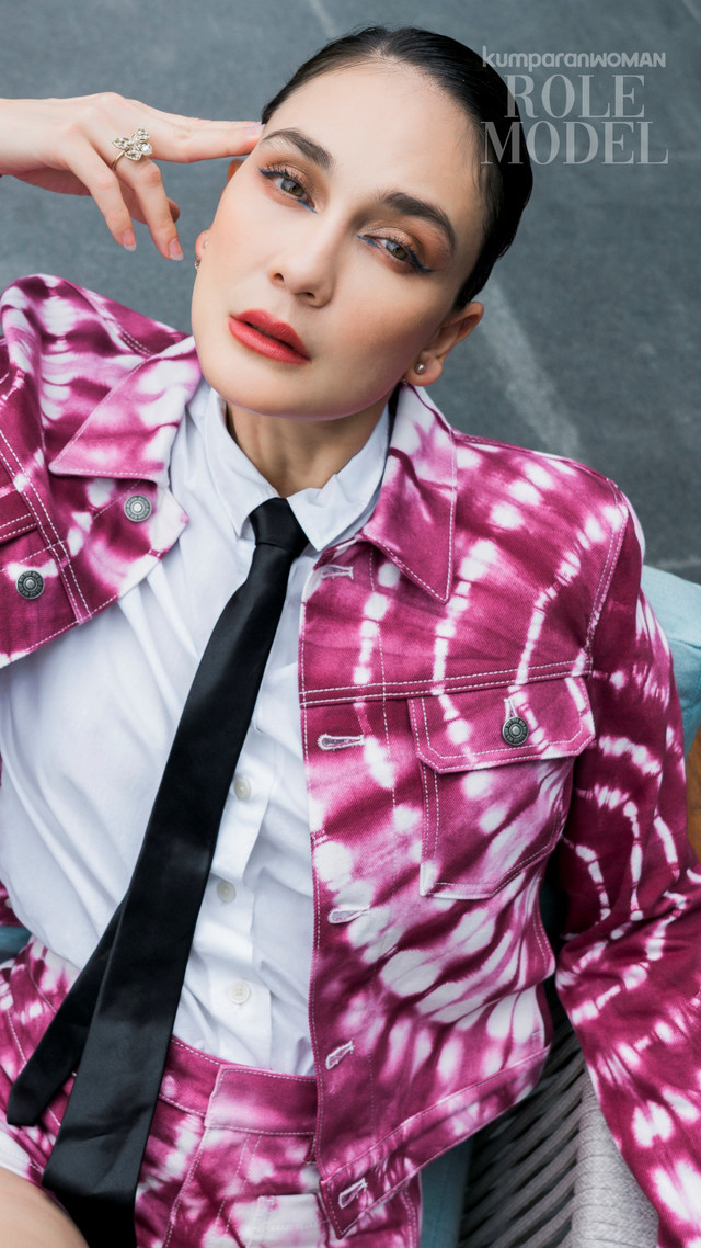 Luna Maya untuk Role Model kumparanWOMAN. Fashion Stylist: Anantama Putra, MUA: Ranggi, Hairdo: Elyas, Wardrobe: Wilsen Willim & Dior. Foto: Dok. Panji Indra