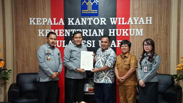 Penyerahan Surat Pencatatan Hak Cipta atas lagu Terpesona ke pencipta lagu yakni Semuel Takaletide oleh Kementerian Hukum Sulawesi Utara. (foto: istimewa kementerian hukum)