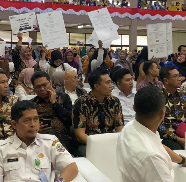 Para pengusaha UMKM binaan PNM Kalbar memperlihatkan sertifikat NIB dan sertifikasi halal di pembukaan Festival Kemudahan dan Perlindungan Usaha Mikro. Foto: Yulia Ramadhiyanti/Hi!Pontianak