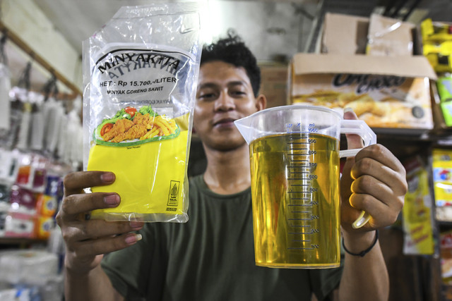 Pedagang menunjukkan volume Minyakita yang sesuai takaran di Pasar Tebet Barat, Jakarta, Selasa (11/3/2025). Foto: Sulthony Hasanuddin/ANTARA FOTO