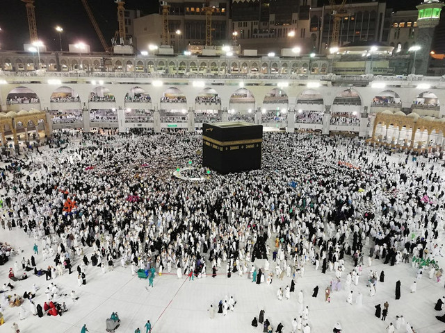 Ilustrasi Sejarah Ibadah Tawaf sebagai Bagian dari Rukun Haji yang Wajib Dilakukan, Foto: Pexels/Shams Alam Ansari