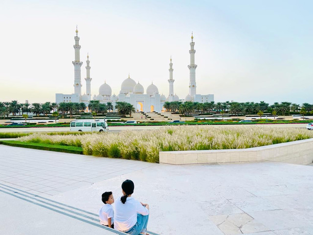 Pemandangan Sheikh Zayed Grand Mosque dari seberang jalan. (Koleksi Foto Pribadi)