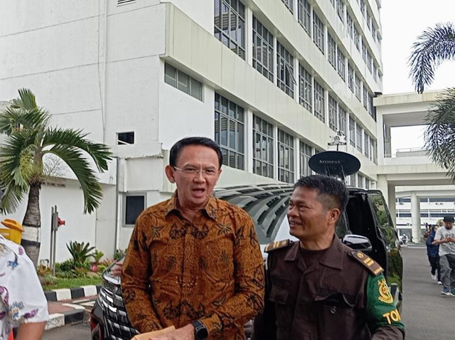 Basuki Tjahaja Purnama, lebih dikenal dengan panggilan Ahok penuhi panggilan kejagung pada kamis (13/3). Foto: Rayyan Farhansyah/kumparan