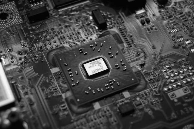 Chipset adalah komponen penting dalam perangkat elektronik, seperti smartphone, komputer, atau laptop, yang berfungsi sebagai "otak" atau pusat kendali. Foto: Unsplash.com