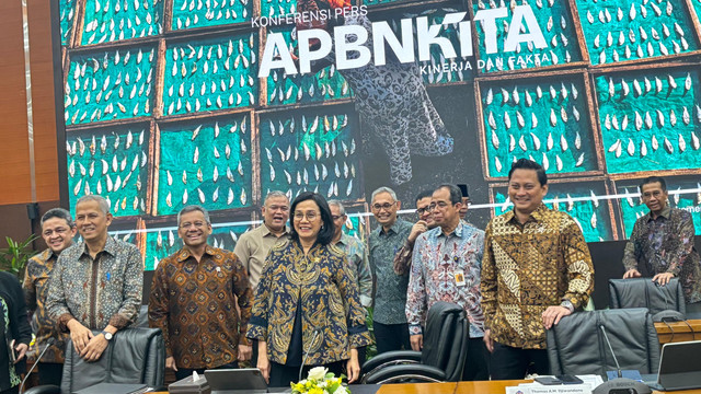 Menteri Keuangan Sri Mulyani dan jajarannya dalam konferensi pers APBN KiTa, Kamis (13/3). Foto: Ave Airiza Gunanto/kumparan