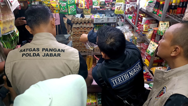 Satgas Pangan Polda Jabar sidak MinyaKita di Pasar Kosambi Bandung, Kamis (13/3). Foto: Robby Bouceu/kumparan