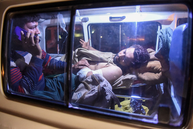 Suasana evakuasi penumpang kereta yang terluka usai anggota militan bersenjata menawan ratusan penumpang kereta di daerah pegunungan terpencil di Mach provinsi Balochistan barat daya pada 12 Maret 2025. Foto: Banaras KHAN / AFP