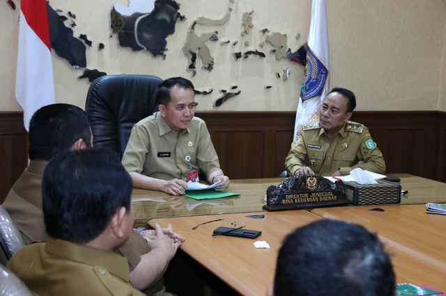 Wagub Kalbar, Krisantus Kurniawan saat menemui pemerintah pusat untuk membahas soal kepastian hukum pembayaran gaji tendik honorer menggunakan dana BOS. Foto: Dok. Adpim Pemprov Kalbar