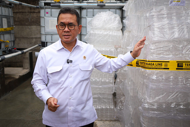 Menteri Perdagangan RI Budi Santoso mengekspose kepada publik lokasi produksi praktik pengurangan takaran minyak goreng merek MinyaKita oleh salah satu produsen di Karawang, Jawa Barat, Kamis (13/3/2025). Foto: Iqbal Firdaus/kumparan
