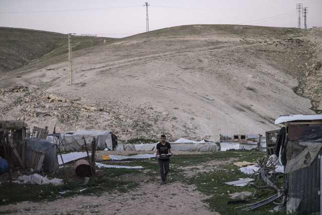 Warga melintas saat bulan Ramadan di Kamp al-Amari, Tepi Barat, Selasa (11/3/2025). Foto: Zain Jaafar/AFP