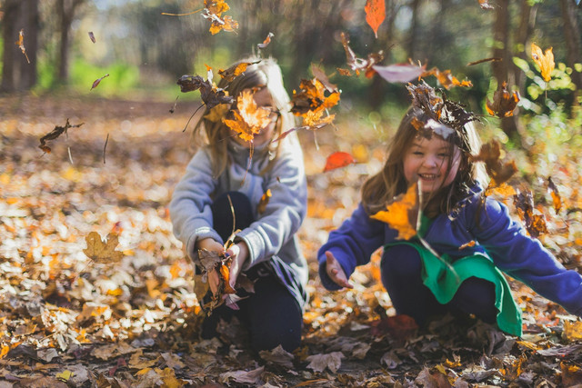 Ilustrasi anak bermain // Sumber: https://www.pexels.com/photo/photo-of-children-playing-with-dry-leaves-1582736/