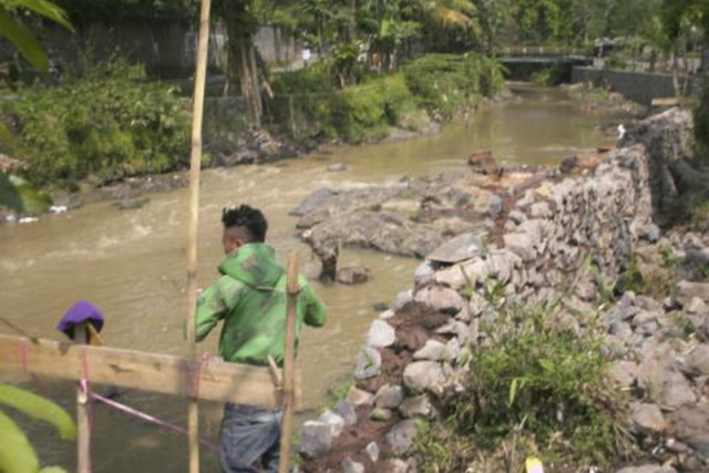 Permukiman warga yang berdiri di sepanjang bantaran Sungai Cianjur, Kabupaten Cianjur, Jawa Barat, Kamis (13/3/2025). Foto: Dok. kumparan