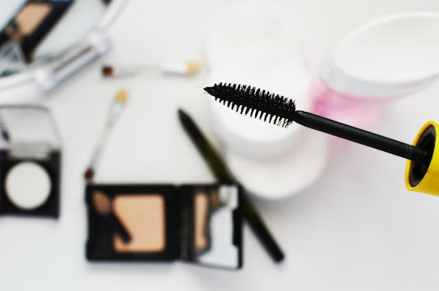 Ilustrasi apa perbedaan mascara tipsy dan hangover? Sumber: Pexels/Breakingpic