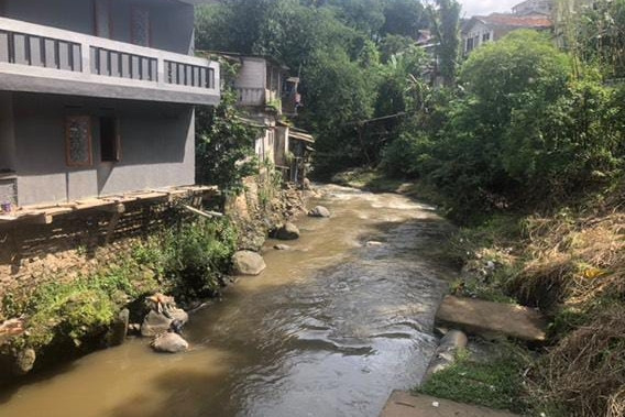Permukiman warga di bantaran sungai Cikapundung, Kelurahan Dago, Kecamatan Coblong, Bandung, Kamis (13/3/2025). Foto: Robby Bouceu/kumparan