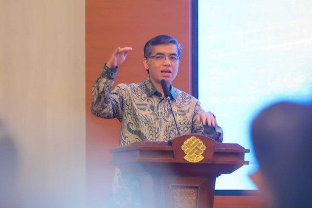 Menaker Yassierli memberi sambutan pada Bimbingan Teknis (Bimtek) Pengoperasian Norma100 di Jakarta, Kamis (13/3/2025). Foto: Kemnaker RI