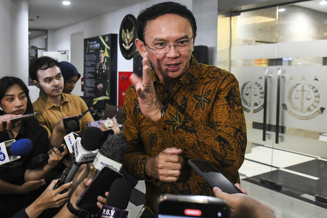 Mantan Komisaris Utama PT Pertamina Basuki Tjahaja Purnama alias Ahok menjawab pertanyaan wartawan usai menjalani pemeriksaan di Kejaksaan Agung, Jakarta, Kamis (13/3/2025). Foto: Sulthony Hasanuddin/ANTARA FOTO 
