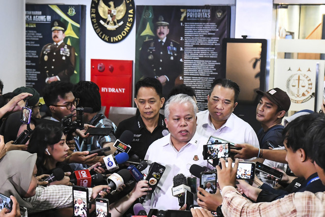 Kapuspenkum Kejaksaan Agung Harli Siregar menjawab pertanyaan wartawan terkait pemeriksaan mantan Komisaris Utama PT Pertamina Basuki Tjahaja Purnama alias Ahok di Kejaksaan Agung, Jakarta, Kamis (13/3/2025). Foto: Sulthony Hasanuddin/ANTARA FOTO 