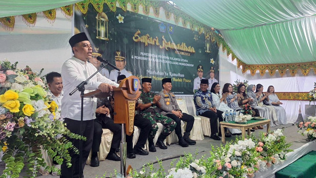 Bupati Bolmong, Yusra Alhabsyi, memberikan sambutan pada kegiatan Safari Ramadan yang dihadiri langsung oleh Gubernur Sulawesi Utara, Yulius Selvanus, di Kelurahan Inobonto, Kecamatan Bolaang, Kamis (13/3).