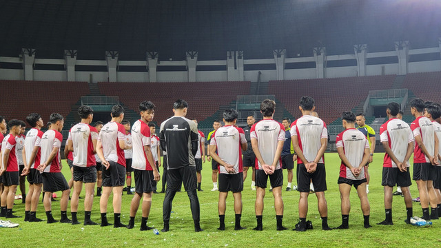 Pemain Timnas Indonesia U-17 mengikuti latihan di Stadion Pakansari, Kabupaten Bogor, Jawa Barat, Kamis (13/3/2025). Foto: Soni Insan Bagus/kumparan