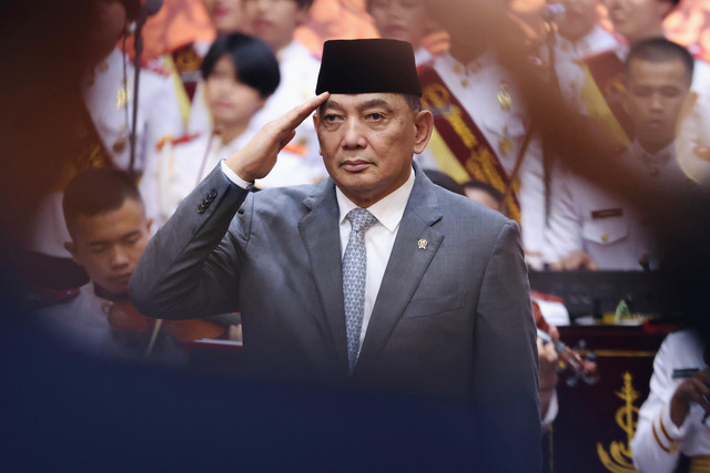 Menhan Sjafrie Sjamsoeddin menerima tanda kehormatan tertinggi TNI di Kantor Kementerian Pertahanan, Jakarta, Kamis (13/3/2025). Foto: Kemhan RI