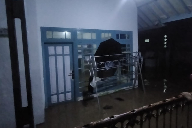 Ratusan rumah terendam banjir akibat meluapnya Sungai Ciharashas di Kampung Ciharashas Kecamatan Cilaku, Kabupaten Cianjur. Foto: kumparan