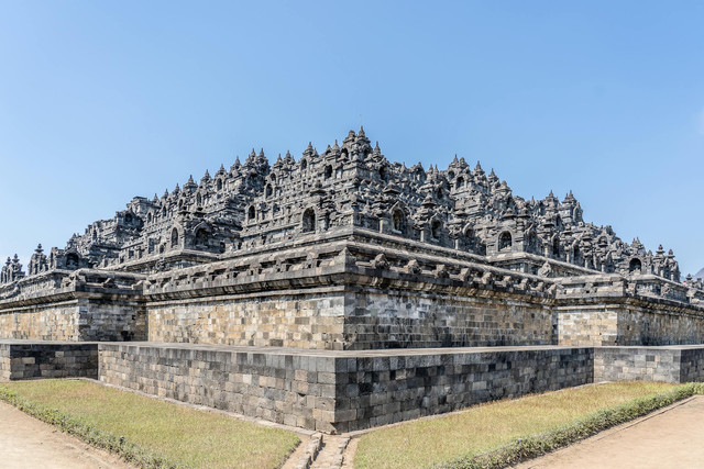 Ilustrasi 10 Tempat Wisata Sejarah di Indonesia yang Menarik dan Edukatif, Pexels/Mike van Schoonderwalt