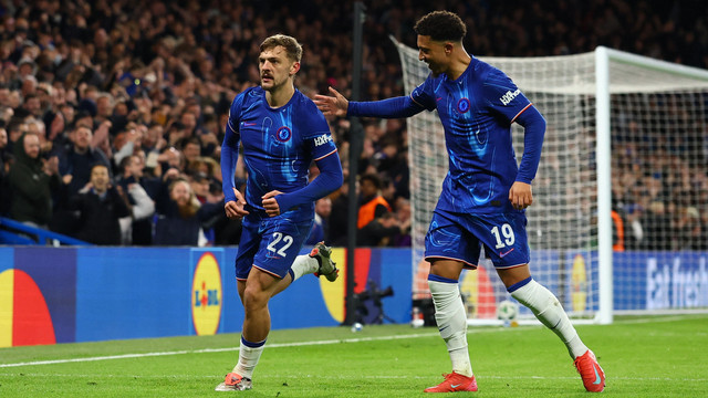 Selebrasi Kiernan Dewsbury-Hall dan Jadon Sancho saat Chelsea vs FC Copenhagen dalam laga leg 2 babak 16 besar Liga Konferensi Eropa di Stadion Stamford Bridge, Jumat (14/3) dini hari WIB. Foto: Action Images via Reuters/Andrew Boyers