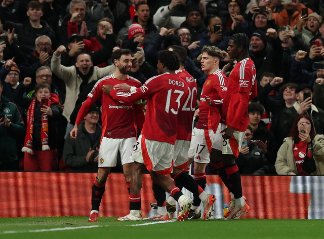 Selebrasi pemain Manchester United (MU) saat lawan Real Sociedad dalam laga leg 2 babak 16 besar Liga Europa 2024/25 di Stadion Old Trafford pada Jumat (14/3) dini hari WIB. Foto: REUTERS/Phil Noble