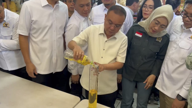 Wakil Ketua DPR, Sufmi Dasco Ahmad sidak ke Pasar Kramat Jati, Jakarta Timur pada Jumat (14/3/2025). Foto: Abid Raihan/kumparan